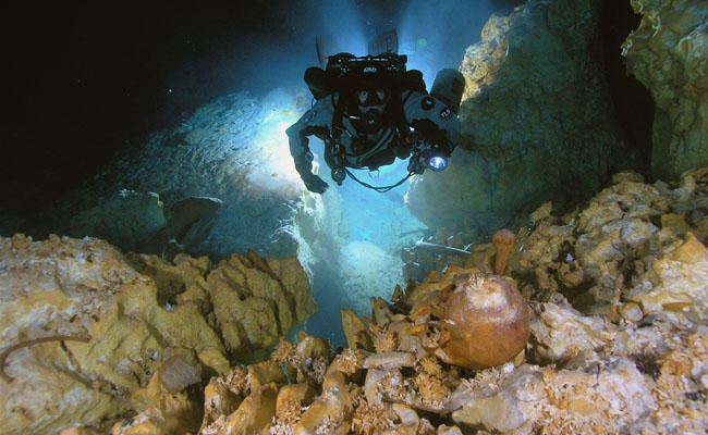 Το σπήλαιο Hoyo Negro εικάζεται ότι φιλοξενεί οστά από τους αρχαιότερους πληθυσμούς της Αμερικανικής ηπείρου