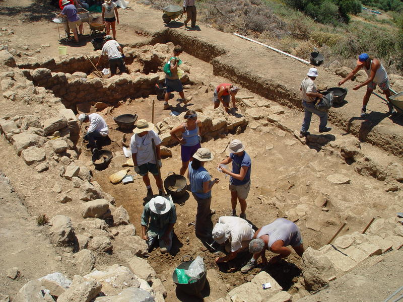 https://www.archaeological.org/sites/default/files/08jul03_-_b1200_b1500_excavations_19.jpg