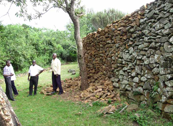 At the site of Thimlich Ohinga in Kenya, prehistoric builders created this wall without the use of mortar.