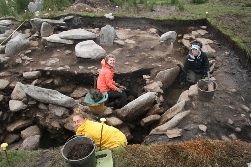 Caitlin and Mia exploring the exciting depths of the exploratory sondage, whilst Kirstin finishes off work in the end of the entrance channel