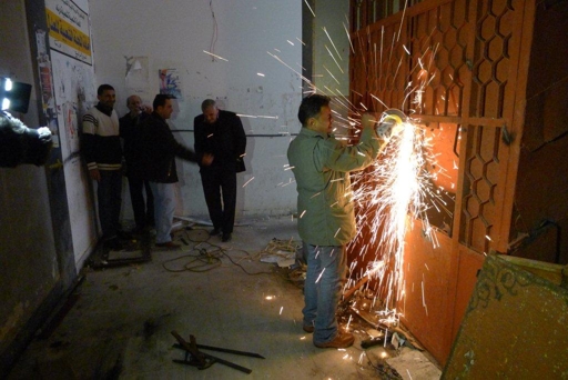 Opening of the museum door with an angle grinder in Darnah.