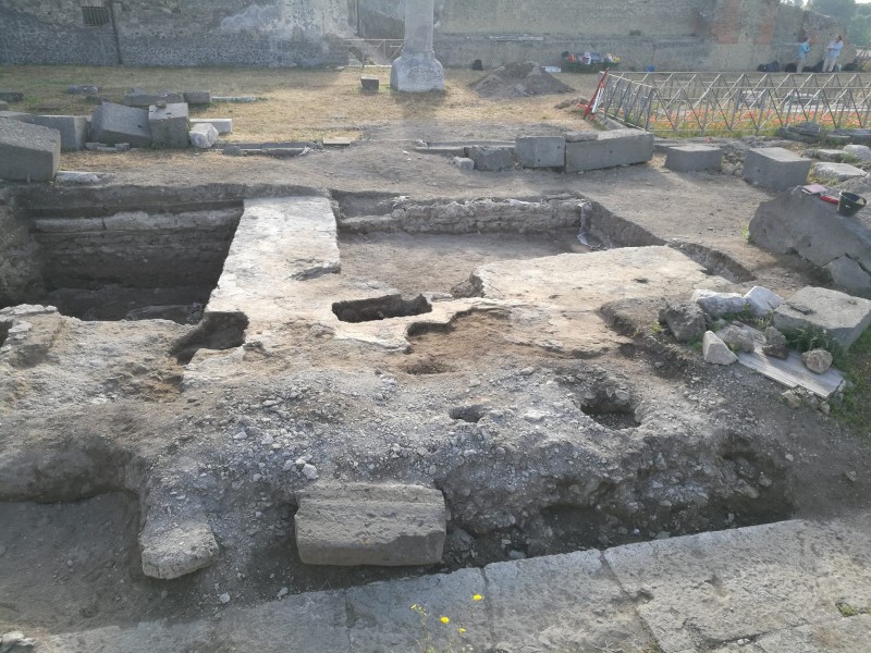 Figure 1: E side of the temple podium: fill of the foundation trench (SU 2602). Note the cavity full of lapilli (photo: VPP).
