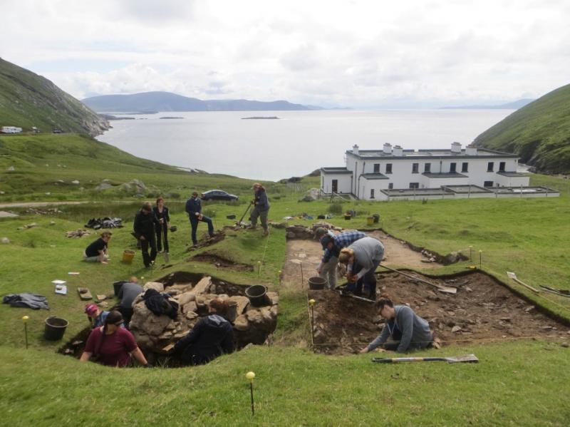 Opening up the two new trenches to complete the excavation area