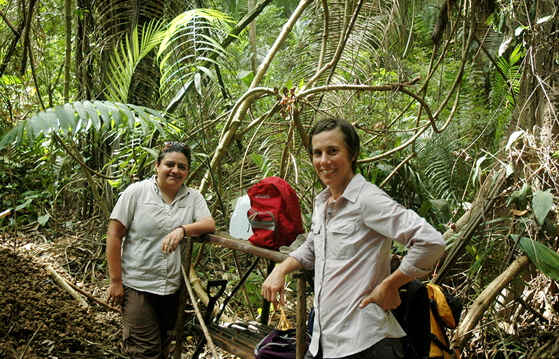 Jessica Munson (right)
with project co-director
Lorena Paiz