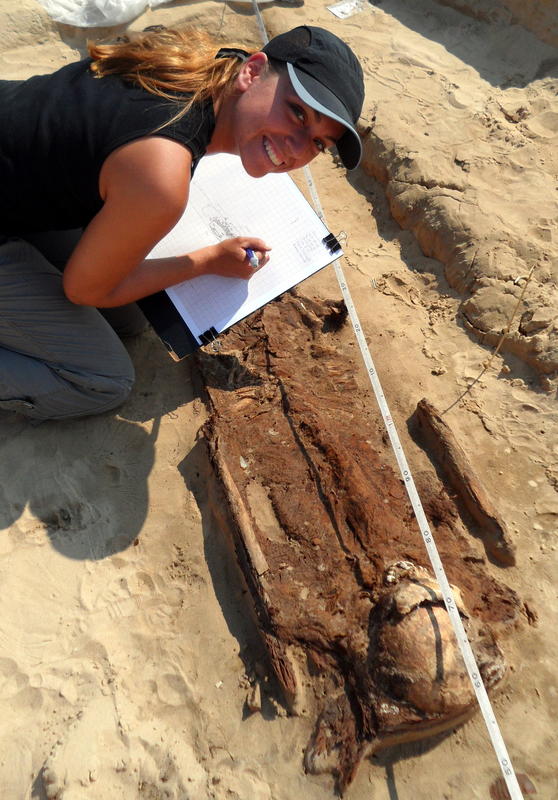 Murtough mapping the well-preserved man's grave at Drawsko