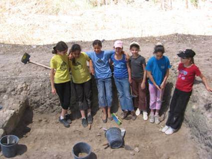 Students experiencing an excavation at Lod