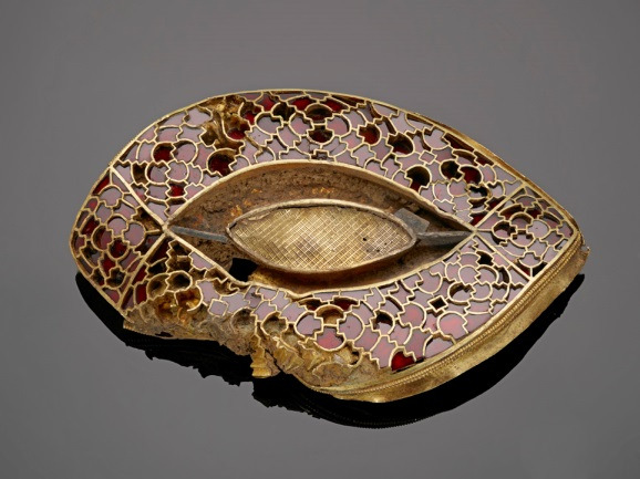 Conservation on a gold and garnet artifact from the Staffordshire Hoard (Photo: Staffordshire Hoard Conservation Project)