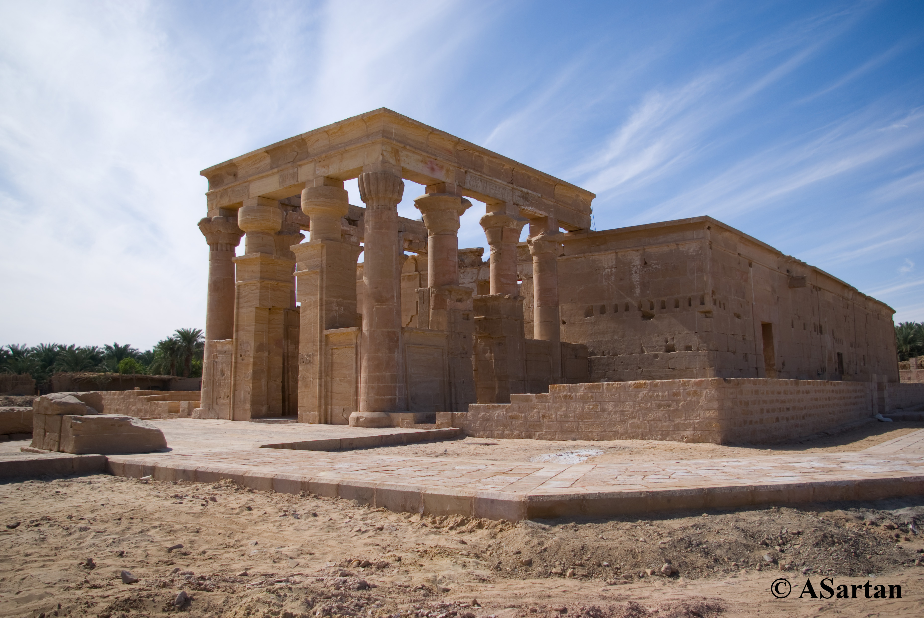 Temple of Hibis in Kharga oasis, Egypt Photo By ASartan - Own work, CC BY-SA 3.0, https://commons.wikimedia.org/w/index.php?curid=6661884